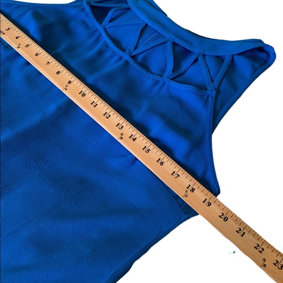 Pistachio Top Blue Sleeveless With Lots of Geometric Cutouts Size Large - Picture 8 of 9